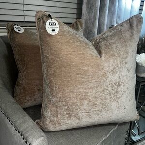 1-NWT CALLISTO HOME CHENILLE VELVET DECORATIVE PILLOW